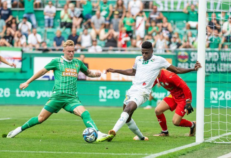 ABD0192_20230827 – WIEN –
STERREICH: vlnr.: Oliver Strunz (SK Rapid Wien), Kofi Yeboah Schulz (WSG Tirol) und Adam Stejskal (WSG Tirol) am Sonntag, 27. August 2023, whrend einer Admiral Bundesliga-Begegnung, 5. Runde, zwischen SK Rapid Wien und WSG Tirol in Wien. – FOTO: APA/GEORG HOCHMUTH