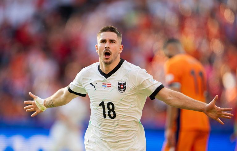 ABD0193_20240625 – BERLIN – DEUTSCHLAND: Romano Schmid (AUT) jubelt bei seinem Tor zum 1:2 am Dienstag, 25. Juni 2024, anl. des UEFA EURO 2024-Spiels (Gruppe D/3. Runde) zwischen Niederlande und sterreich im Olympiastadion in Berlin. – FOTO: APA/GEORG HOCHMUTH