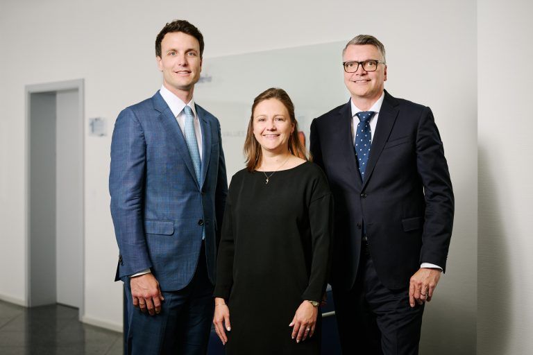 Philipp Lehner (ALPLA), Saskia Wellhöfer-Meyer (Heinlein Plastik-Technik) und Walter Knes (ALPLApharma) // Philipp Lehner (ALPLA), Saskia Wellhöfer-Meyer (Heinlein Plastik-Technik) and Walter Knes (ALPLApharma)