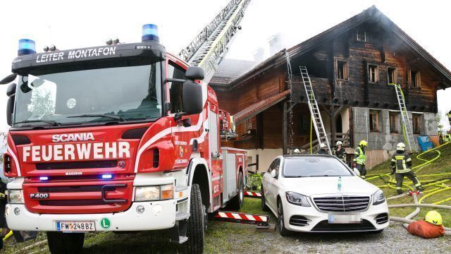 Dachstuhl in Flammen: Vater und Sohn retteten sich vor dem Feuer