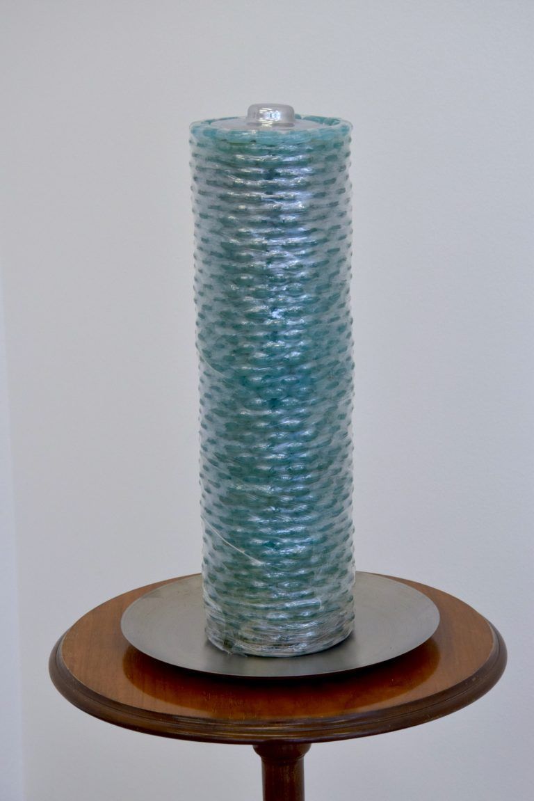 Kunstforum Montafon: Ausgestelltes Werk in der Sommerausstellung 2024 des Künstlers Klemens Cervenka: "Ice Energy", 2.262 Stück Gletschereis-Bonbons; Pole: lackierter Zuckerguss; Silbertablett; Jugendstil-Tisch (1924); 45 x 46 x 107 cm.
