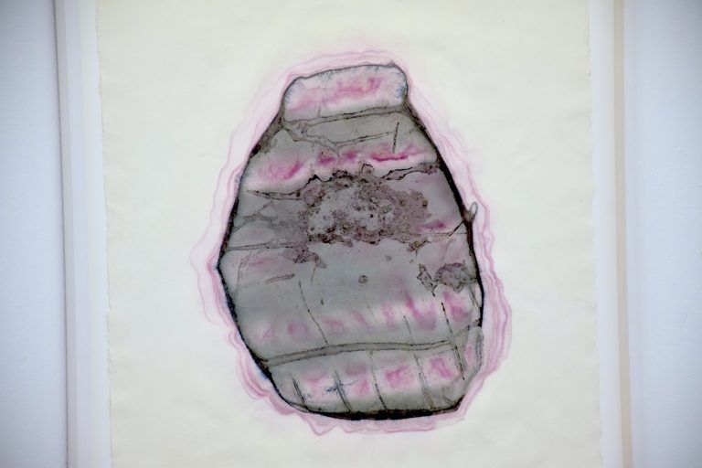 Sommerausstellung Kunstforum Montafon: Künstlerin Sarah Bildstein "Ill_Spectres_2024", Chromatographie, Wasser aus der Ill und Tinte auf Büttenpapier, 60 x 90 cm.