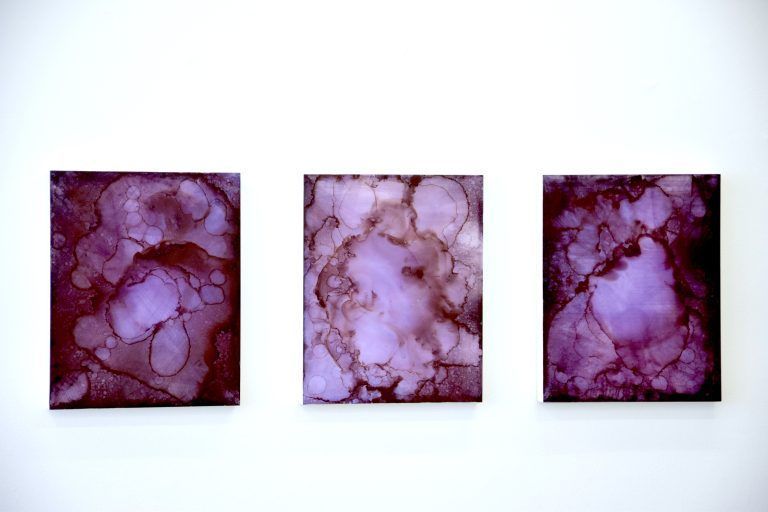 Sommerausstellung Kunstforum Montafon: Künstler Marbod Fritsch: "Mit allen Wassern gewaschen", Kugelschreiber auf Holz, Isopropylalkohol, Wasser, 3-teilig, je 50 x 40 cm.