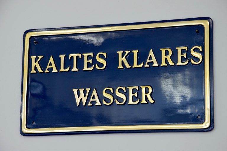 Sommerausstellung 2024 im Kunstforum Montafon: Künstlerin Swetlana Heger, "Kaltes klares Wasser", Messing (gegossen), Lack (handbemalt), 44 x 25 x 1 cm.