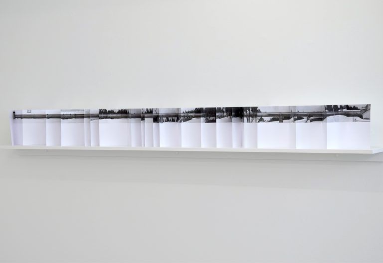 Sommerausstellung 2024 im Kunstforum Montafon: Künstler und Künstlerin, Georg und Klara Vith, "Stillstand", Digitaldruck, Leporello-Buch, 14,5 x 18,5 cm / offen ca. 200 x 18,5cm.