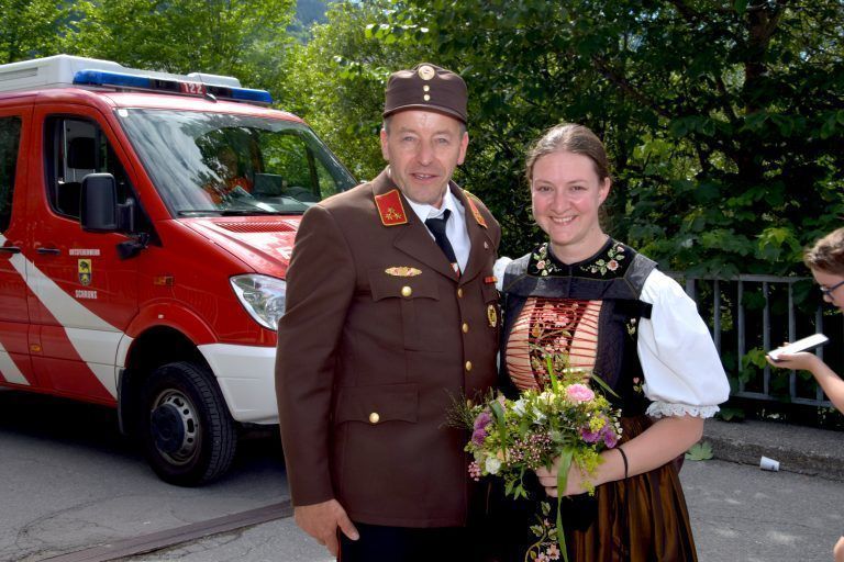 Unter den Gratulanten bei der jubilierenden Ortsfeuerwehr Schruns: Der Bürser Feuerwehrkommandant Raimund Rauch mit Stefanie.