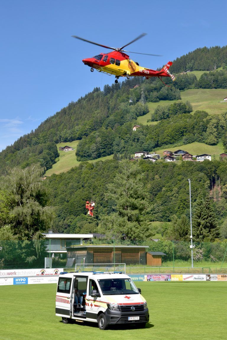 Hubschraubervorführung mit Seilwindenbergung, Fußballstadion, Schenk Air, 150 Jahre Ortsfeuerwehr Schruns