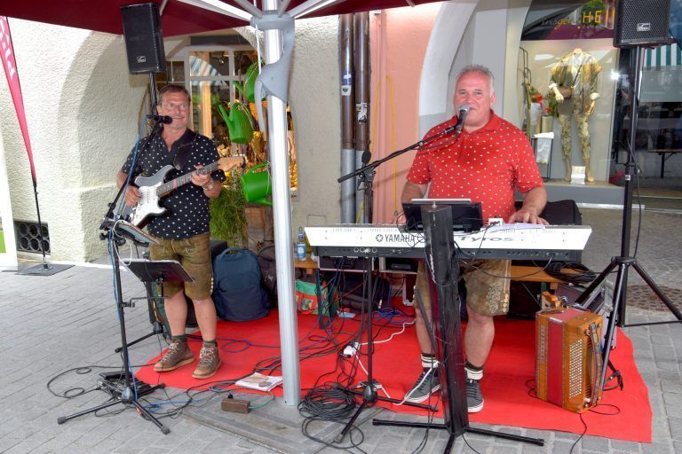 Ein steirisches Duo musiziert beim 21. Weizer Mulbratlfest, Altstadt