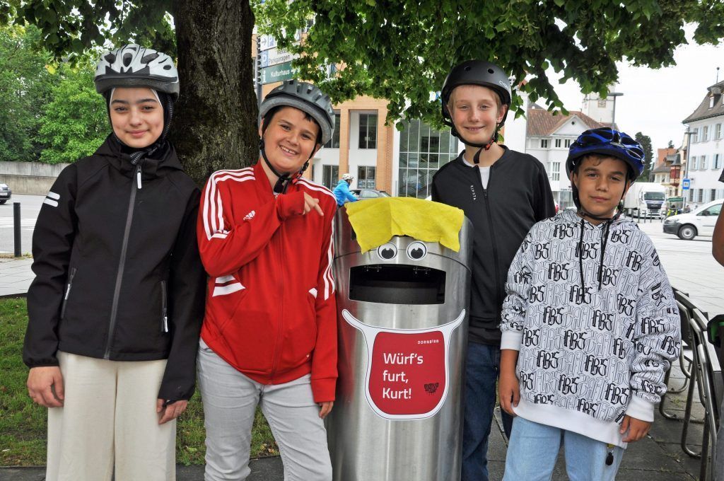 Mittelschüler gestalteten sprechende Mülleimer in Dornbirn
