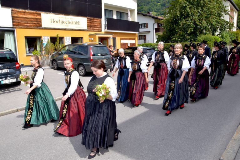 Trachtenträgerinnen und Trachtenträger, Montafoner Festtagstracht, Festumzug, Wagenweg, 150 Jahre Ortsfeuerwehr Schruns