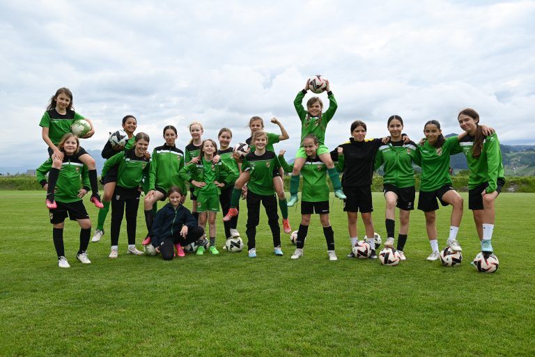 Austria Lustenau baut das Mädchen-Fußball weiter aus. Die Begeisterung bei den Mädchen für diesen Sport ist groß. - © bvs