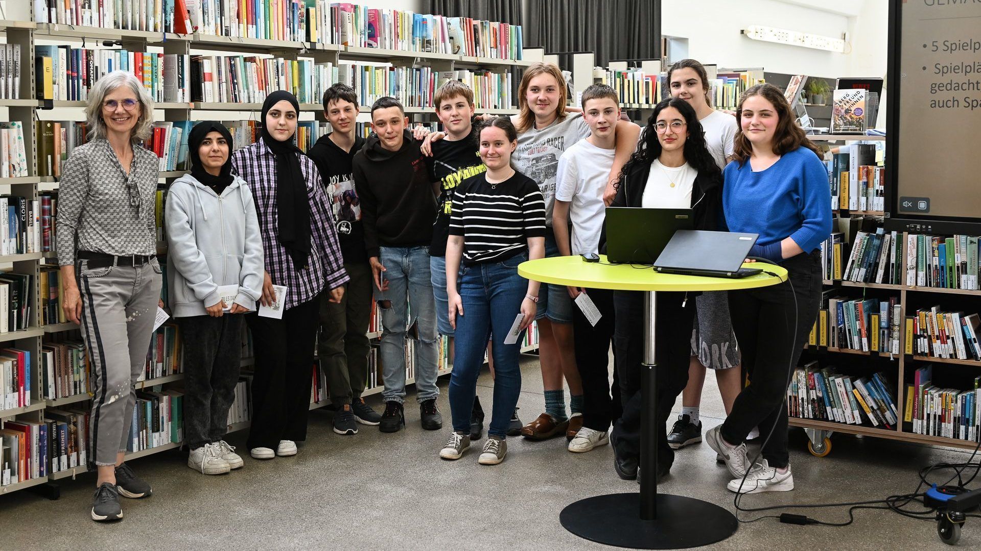 Eine Gruppe Viertklässler der Mittelschule Hasenfeld präsentierten ihre Umfrage zu den Bedürfnissen der Jugendlichen im dô. - © bvs