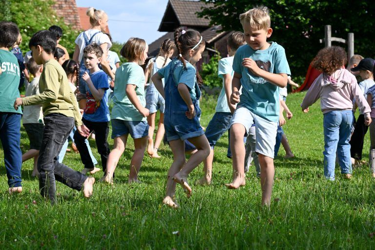 In der Volksschule Rheindorf durften die Vorschüler, Erst- und Deutschförderklässler beim neuen Barfuß-Song von Ingrid Hofer mitwirken. - © bvs