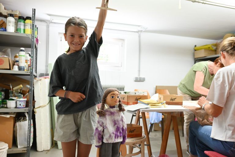 Das Lustenauer Marionettentheater hat mit Kindern ihre eigene Marionette gebastelt. - © bvs
