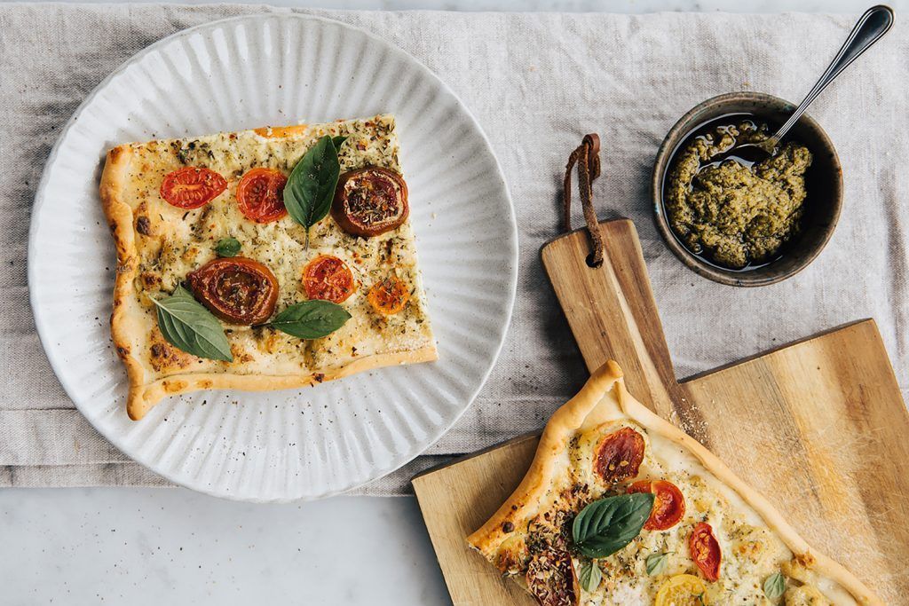 Sommerlicher Tomaten-Kräuter-Flammkuchen mit Streichkäse