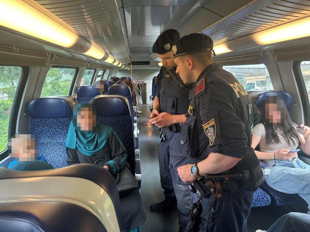 Aktion scharf im Zug: „Ticket und Ausweis bitte!“