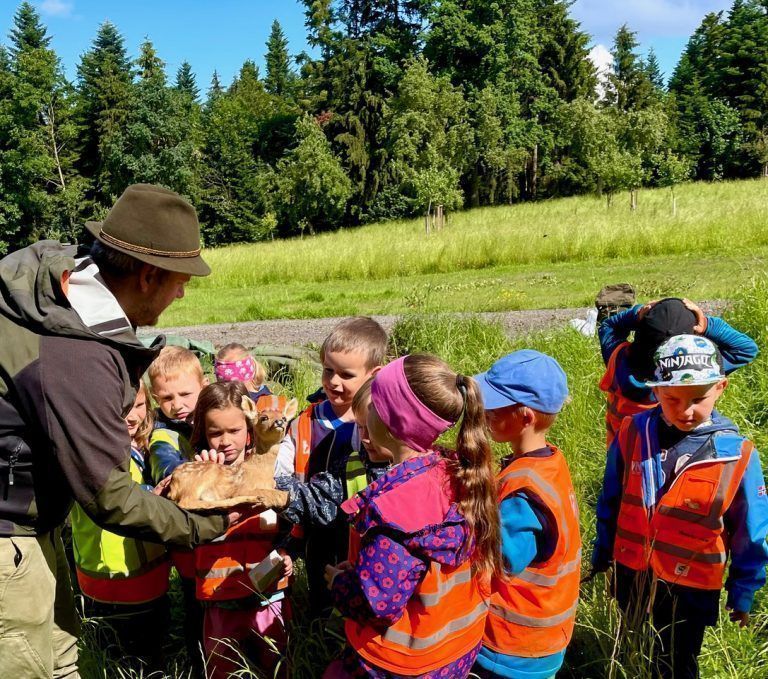 Schülerkinder Kindergarten Knie