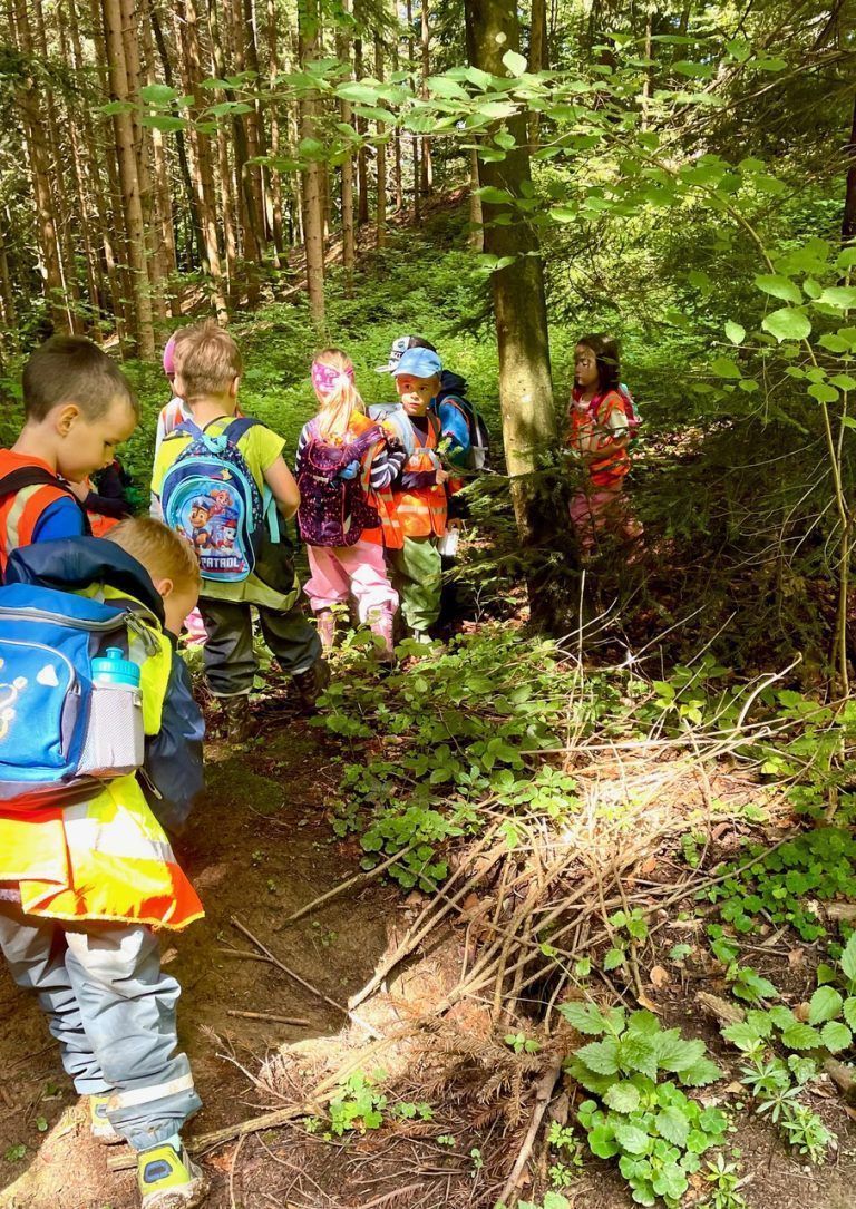 Schülerkinder Kindergarten Knie