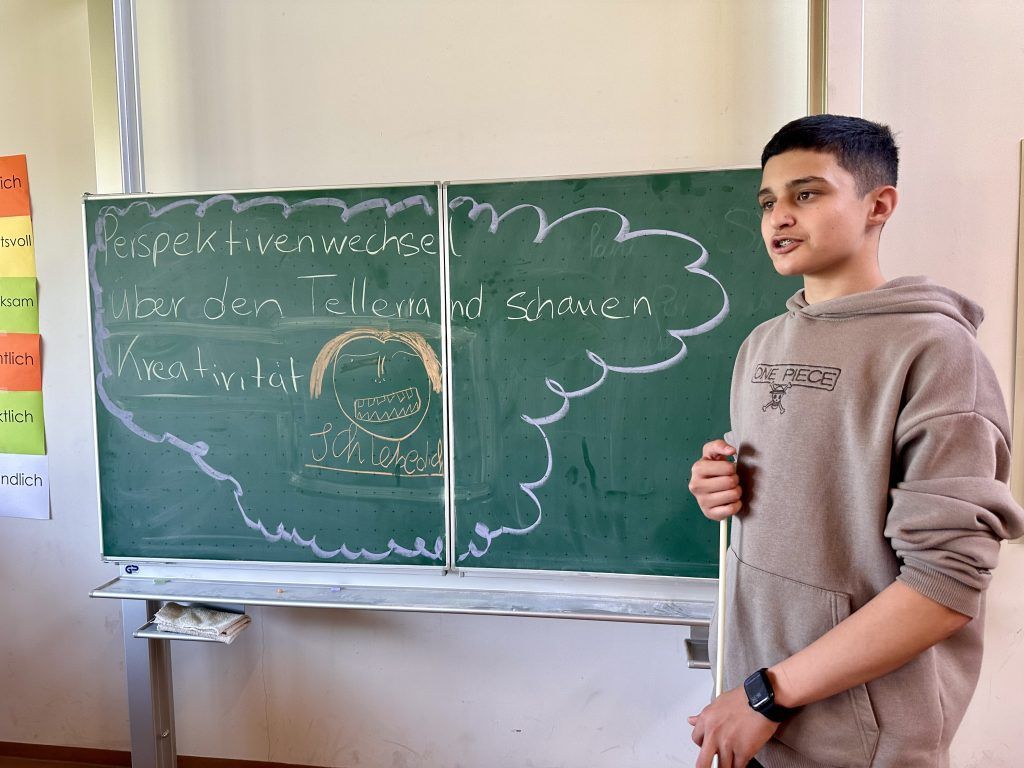 Eine Schulklasse im Proberaum des Lebens