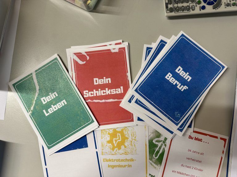 Eine Schulklasse im Proberaum des Lebens