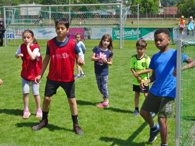 Kinder aller Altersklassen hatten beim Spielefest der Volksschulen viel Spaß beim Kicken. - © cth