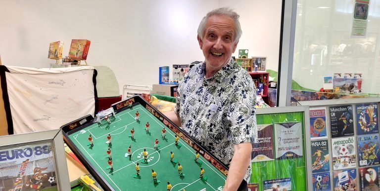 Der Lochauer Sammler Kurt Prenner-Platzgummer vom SOWASundNOWAS-Museum präsentiert anlässlich der EURO 2024 eine große Tipp-Kick-Fußballspiele-Ausstellung im GWL in Bregenz. - © Schallert/BMS