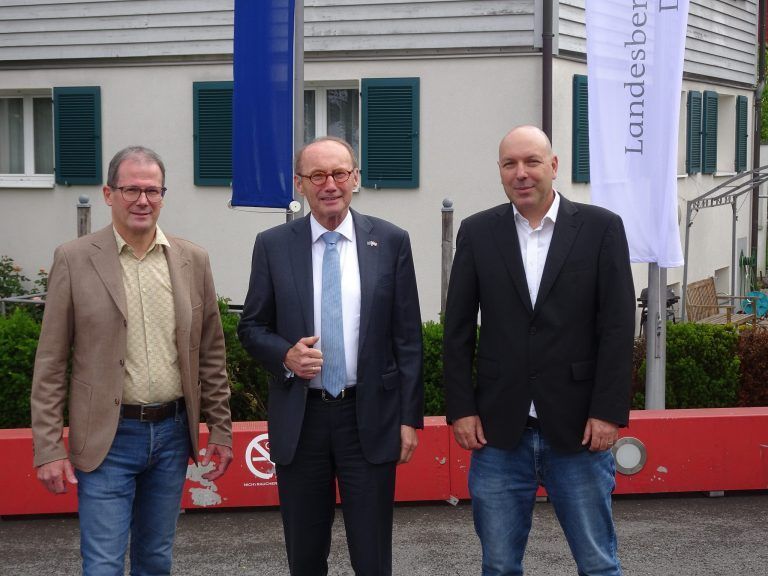 LBS1-Direktor Herbert Wehinger (li.) und Christoph Rinderer (Seniorbotschafter) begrüßten mit Freude Dr. Othmar Karas an ihrer Schule. - © cth