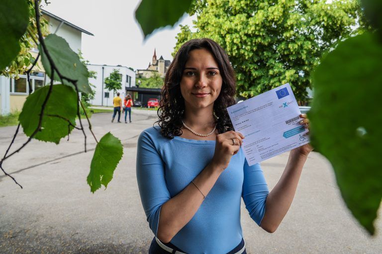 Rebecca Griß - wir begleiten sie beim Wählen und fangen ihre Meinung zur EU ein, da sie ein ESK-Freiwilligenjahr gemacht hat