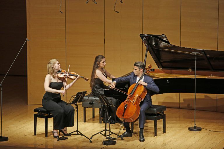 Gautier Capuçon (Violoncello), Sarah Jégou-Sageman (Violine) und Martina Consonni (Klavier)