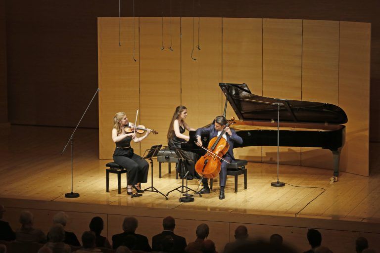 Gautier Capuçon (Violoncello), Sarah Jégou-Sageman (Violine) und Martina Consonni (Klavier)