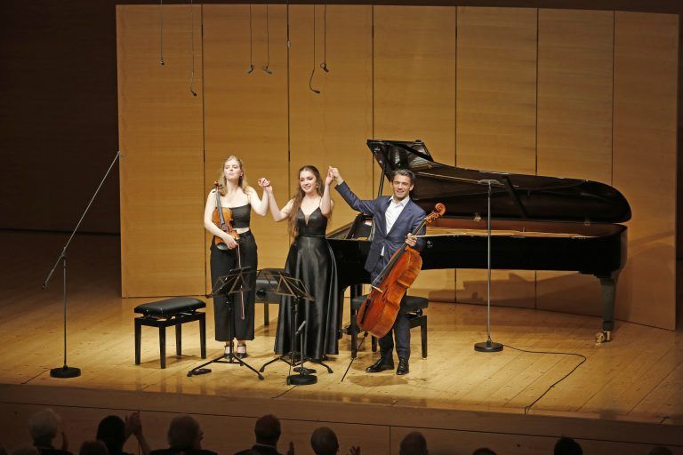 Gautier Capuçon (Violoncello), Sarah Jégou-Sageman (Violine) und Martina Consonni (Klavier)