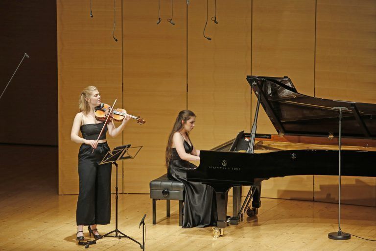 Gautier Capuçon (Violoncello), Sarah Jégou-Sageman (Violine) und Martina Consonni (Klavier)