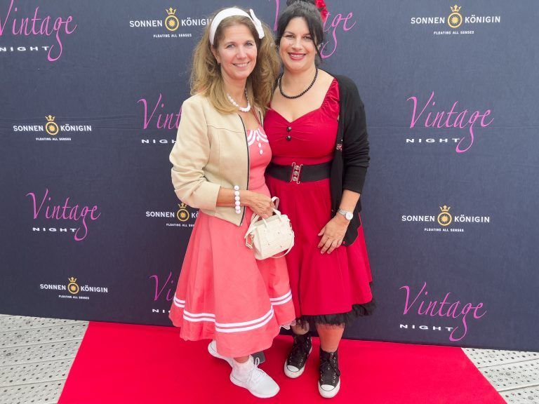Tamara Lanthaler und Silvana Rausch auf dem roten Teppich