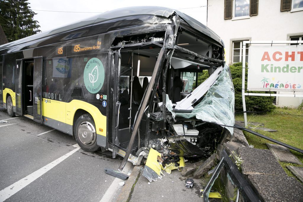 Bus fuhr gegen Mauer von Kindergarten
