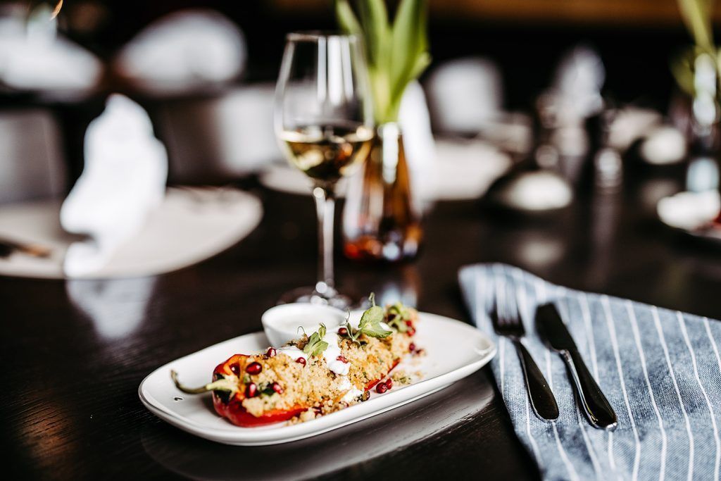 Reise in den Orient: Gefüllte Paprika mit Couscous und Minzjoghurt