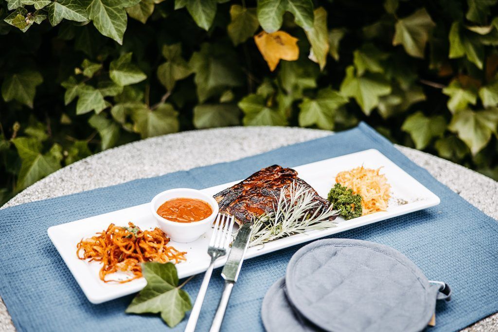 Rippchen vom Strohschwein mit Röstzwiebeln und Coleslaw-Salat