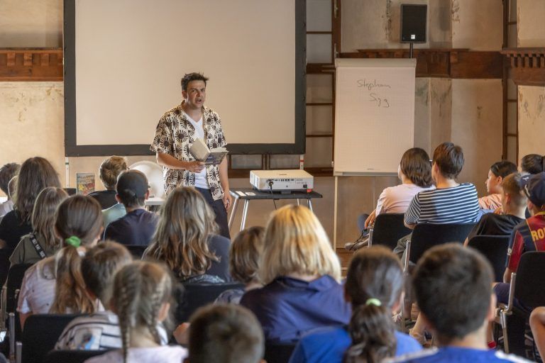 Buch am Bach 2023; 12. Buch am Bach; 12. VN-Kinder- und Jugendbuchmesse Bilder von den Lesungen, Workshops, den Bücherguides, dem Buchhandel, den Ständen im Foyer, von lesenden Kindern in der Kulturbühne Ambach und im Schlössle