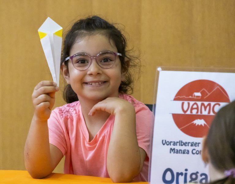 Buch am Bach 2023; 12. Buch am Bach; 12. VN-Kinder- und Jugendbuchmesse Bilder von den Lesungen, Workshops, den Bücherguides, dem Buchhandel, den Ständen im Foyer, von lesenden Kindern in der Kulturbühne Ambach und im Schlössle