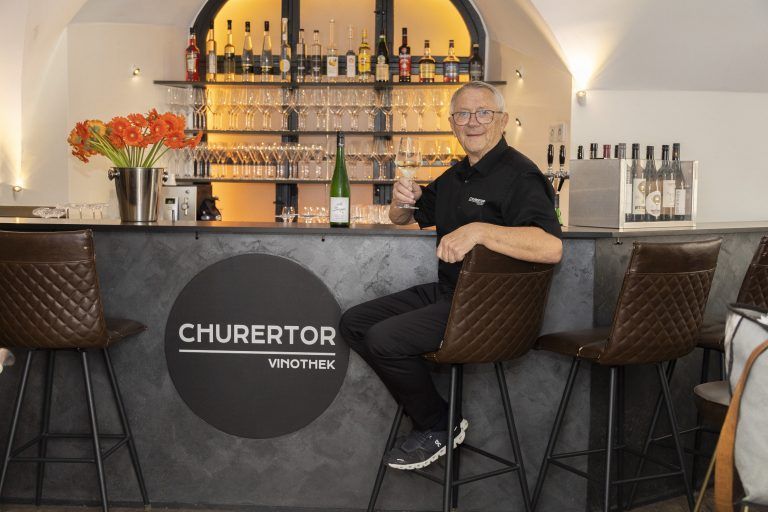 Hubert Schwarz eröffnet mit Ü70 Vinothek in Feldkirch