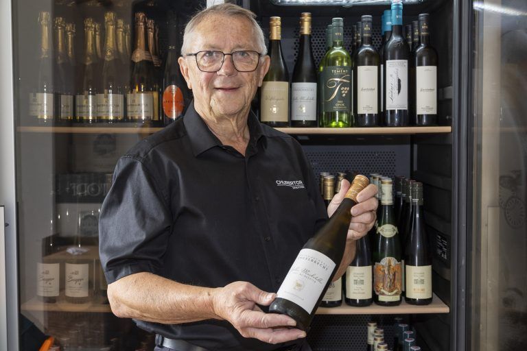 Hubert Schwarz eröffnet mit Ü70 Vinothek in Feldkirch