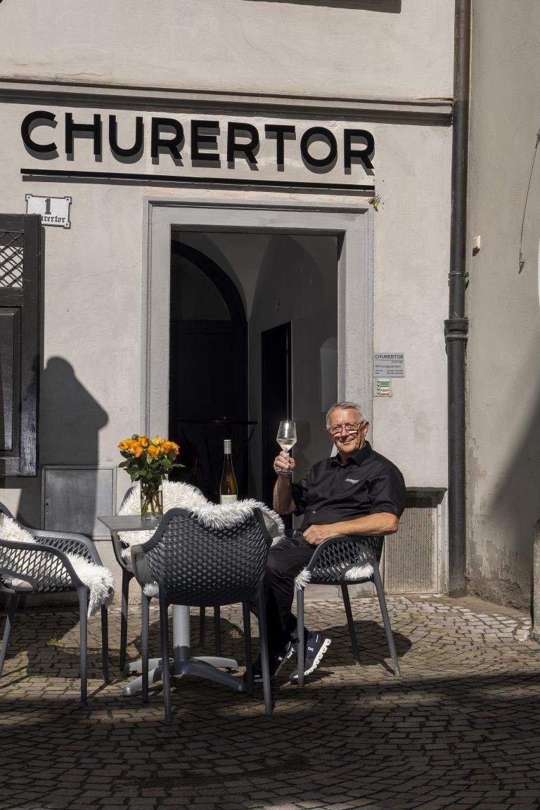 Hubert Schwarz eröffnet mit Ü70 Vinothek in Feldkirch