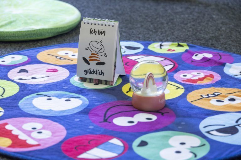 Scheidungen und Eltern – RAINBOWS Wir treffen Pädagogin des RAINBOWS von SOS Kinderdorf und eine Mama,