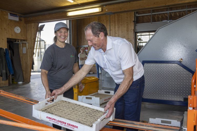 Gemüseanbau in Vorarlberg – Entwicklung, Chancen und Potenziale mit Josef Moosbrugger (LK-Präsident), Harald Rammel (LK-Gemüsebauexperte) und Fabienne und Walter Gehrer, Jungpflanzen und Gemüsebau Gehrer