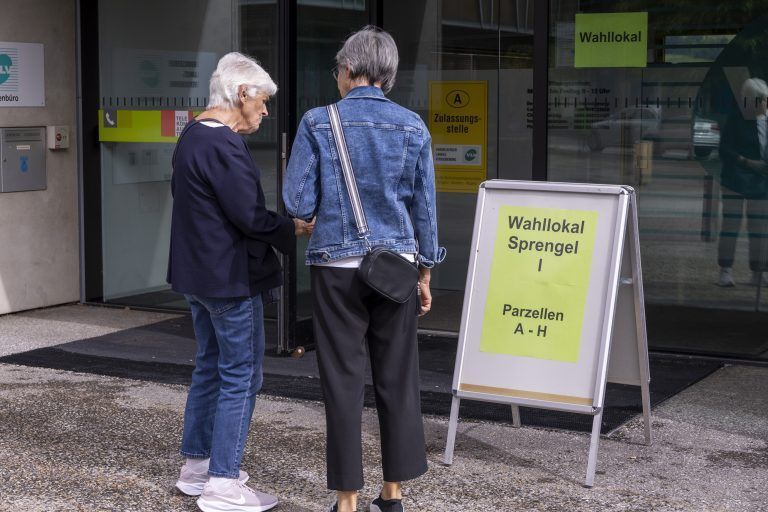 EU Wahl 2024 Wähler Wählerin Wahllokal in Andelsbuch