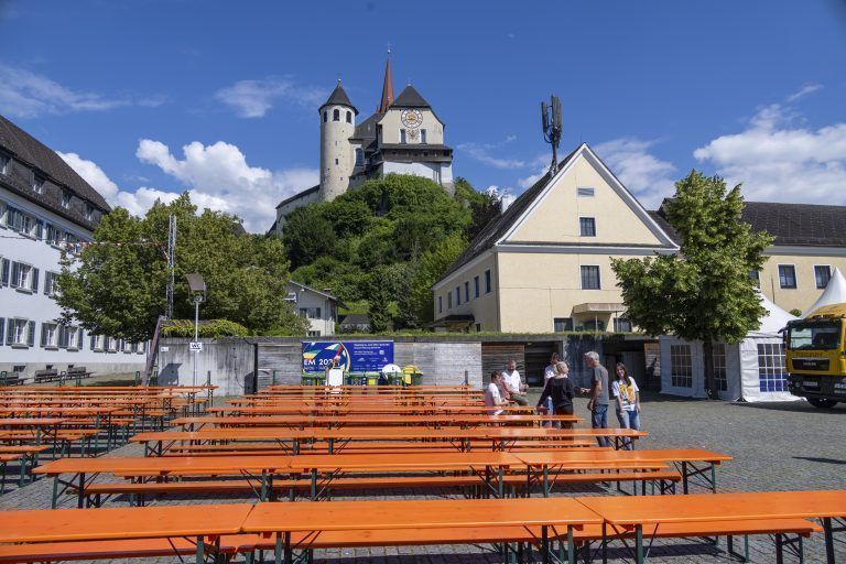 Public Viewing Rankweil Bilder vom Aufbau, initiator armin und den drei anderen wirten bin vor ort