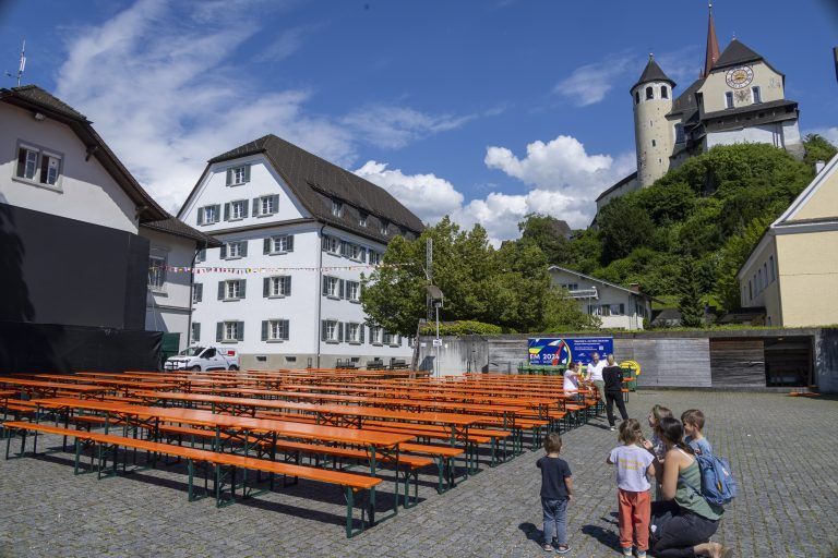 Public Viewing Rankweil Bilder vom Aufbau, initiator armin und den drei anderen wirten bin vor ort