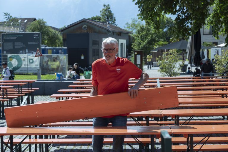 Public Viewing Rankweil Bilder vom Aufbau, initiator armin und den drei anderen wirten bin vor ort