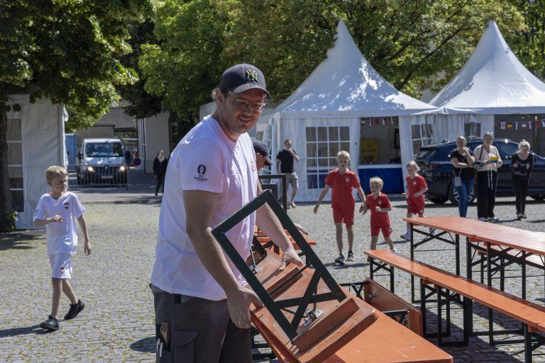 Public Viewing Rankweil Bilder vom Aufbau, initiator armin und den drei anderen wirten bin vor ort
