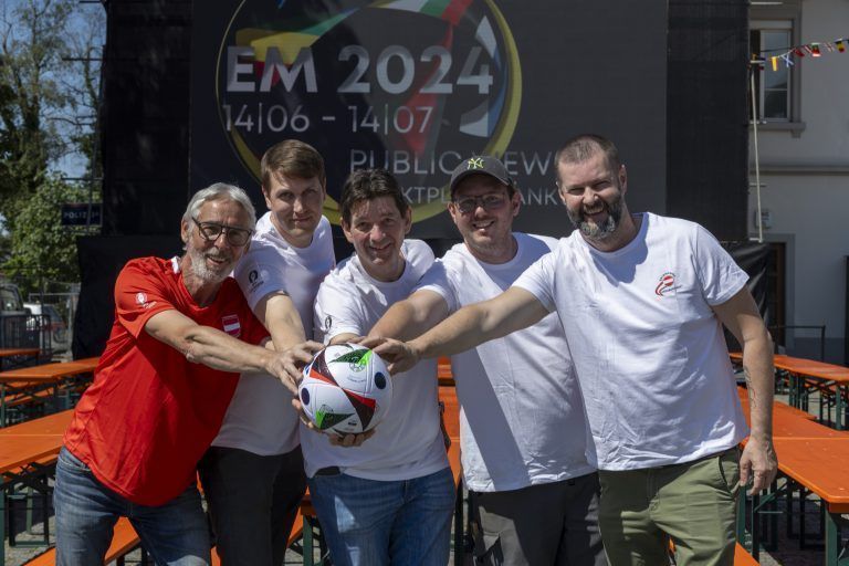 Public Viewing Rankweil Bilder vom Aufbau, initiator armin und den drei anderen wirten bin vor ort