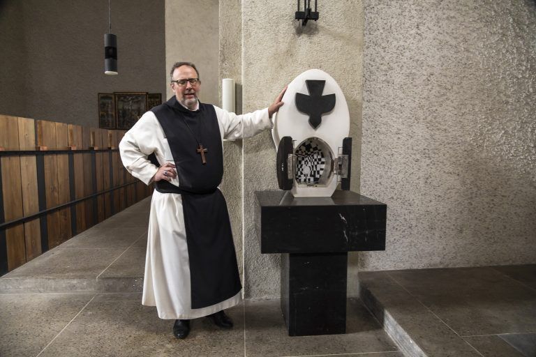 die Sanierungsarbeiten im Kloster Mehrerau schreiten voran. Im Anschluss an die Pressekonferenz folgt ein Rundgang durch den frisch renovierten Osttrakt sowie die zu sanierende Abteikirche Abt Vinzenz Wohlwend Klosterverwalter Michael Gmeinder Martin Epp, Projektverantwortlicher von i+R Industrie- und Gewerbebau